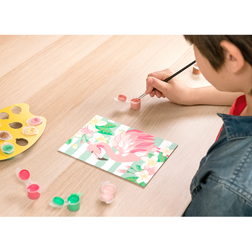 Ein Junge malt das Malen nach Zahlen Motiv Think Pink Flamingo
